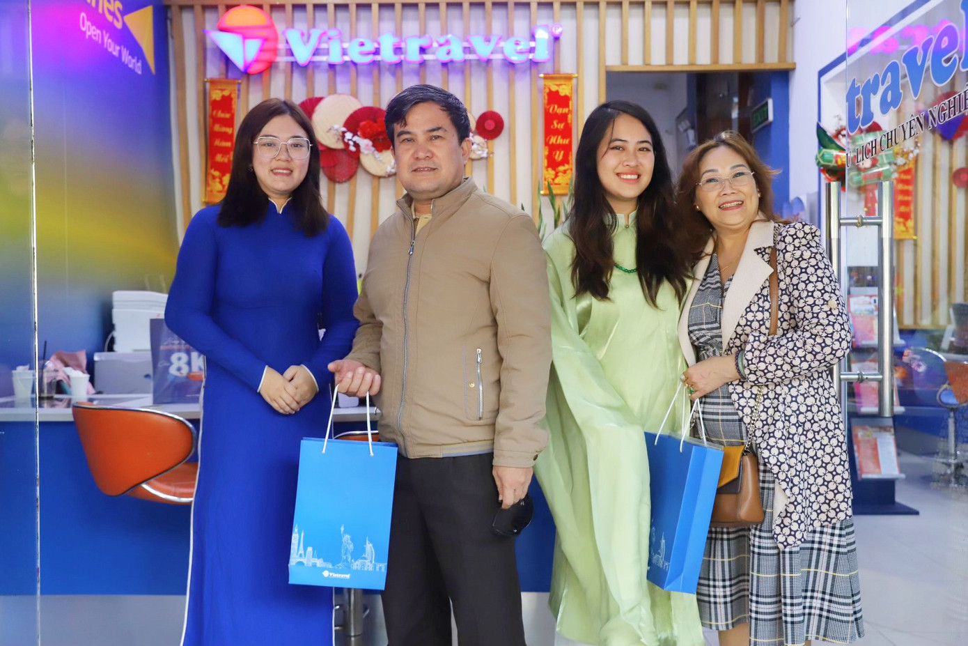 Giảm tới 35% khi chọn mua tour trong 2 ngày 23,24/11 - Hơn 40 sản phẩm du lịch cuối năm và du xuân: Tour lễ hội xuân trong nước Tam Chúc – Địa Tạng Phi Lai Tự; Bái Đính – Tràng An; Yên Tử - Chùa Ba Vàng chỉ từ 590.000đ/người; Tour Đông Tây Bắc mùa đẹp nhất năm chỉ từ 1.690.000đ/người; hành trình ngắm tuyết rơi, chơi trượt tuyết ở nhiều đất nước như Nhật Bản, Hàn Quốc, Trung Quốc với chỉ từ 13,9 triệu; “trốn lạnh” tại Chiangmai (Thái Lan), Campuchia, Ấn Độ, Dubai, Nam Phi, Úc,…với chỉ từ 11,9 triệu; hoặc có thể lựa chọn đón Giáng Sinh, hoặc Tết Dương lịch, Tết Âm lịch tại các quốc gia Châu Âu, Mỹ, New Zealand,…đầy sôi động với giá trọn gói từ 68,9 triệu.