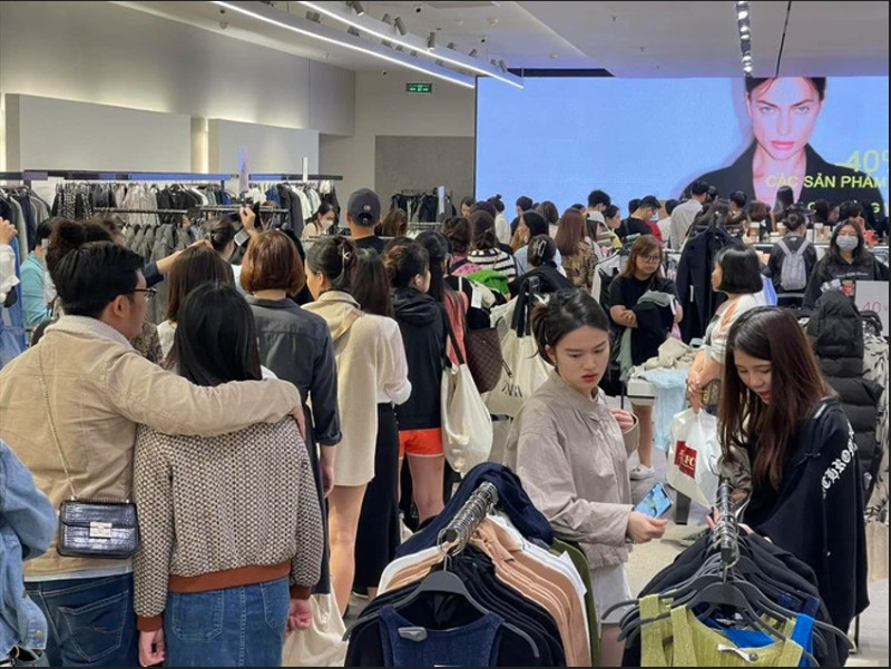 Ưu đãi từ “Bão sale” Vincom Black Friday năm nay lên tới 70% từ hơn 2.500 gian hàng, thu hút hàng ngàn khách hàng tới xếp hàng mua sắm ngay từ sáng sớm