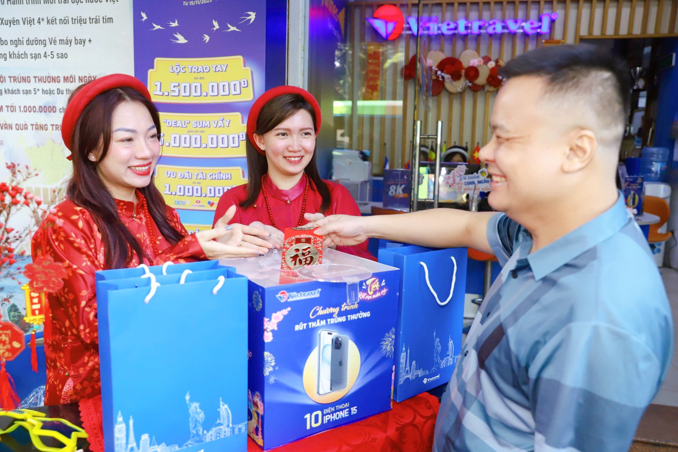 Bốc thăm trúng thưởng Voucher Nghỉ dưỡng khách sạn FLC 5* cho mọi khách hàng đến Văn phòng Vietravel và check-in