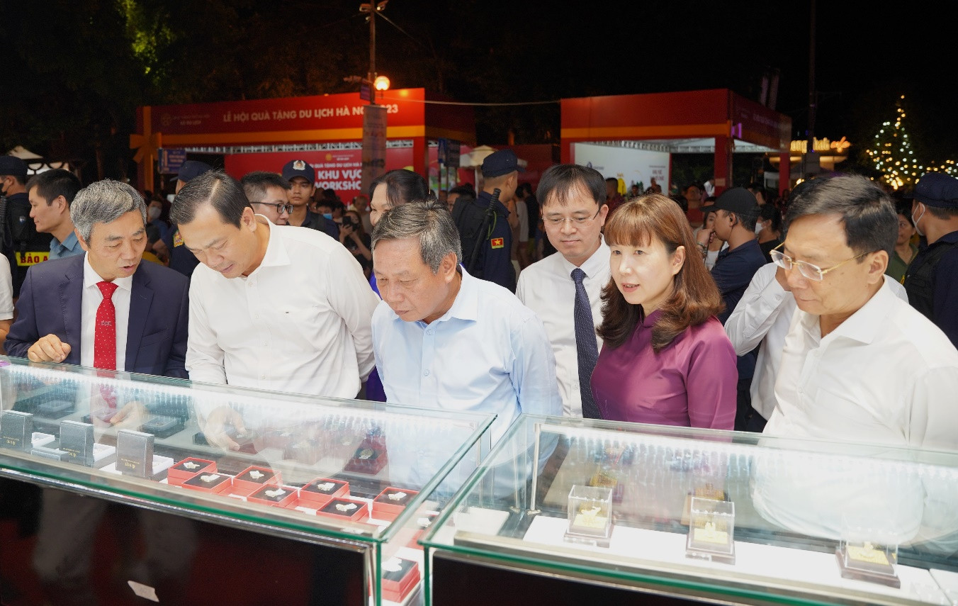 Đại diện Lãnh đạo UBND và Sở Du lịch TP. Hà Nội ghé thăm gian hàng DOJI.