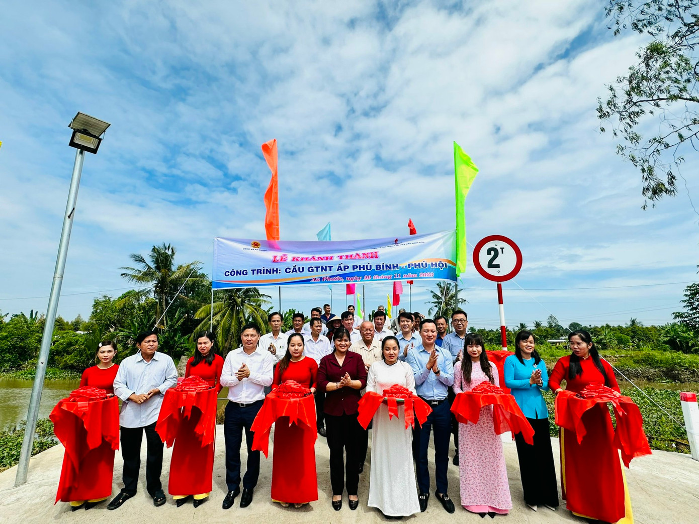 Công ty BSR và đại diện chính quyền huyện Măng Thít khánh thành công trình giao thông nông thôn liên ấp: cầu Phú Bình - Phú Hội