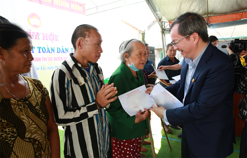 Ông Khương Lê Thành - Phó Bí thư Thường trực Đảng ủy, Thành viên HĐQT BSR trao quà cho bà con nhân dân tại xã Hành Tín Tây, huyện Nghĩa Hành