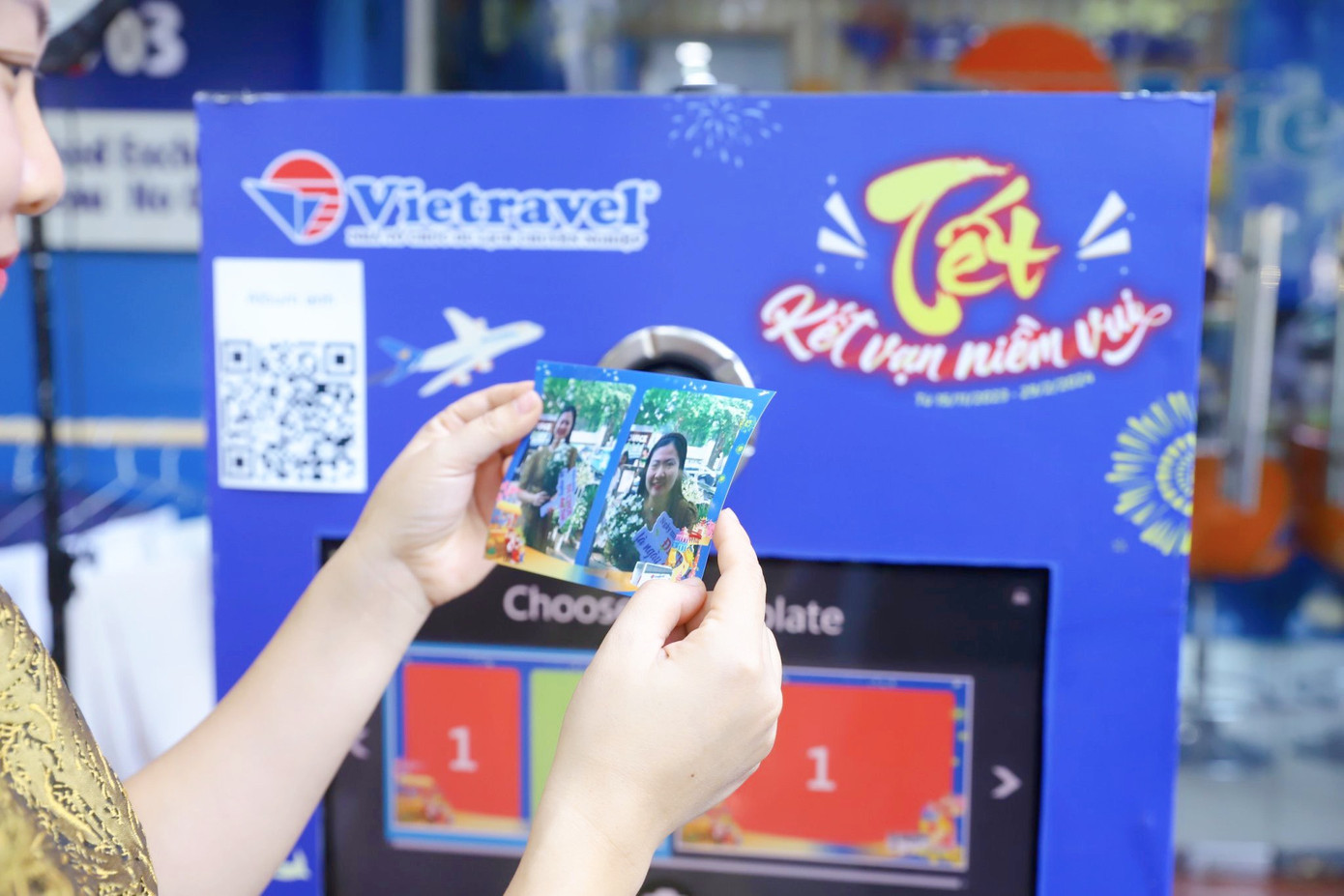 Du khách hào hứng trải nghiệm chụp ảnh lấy ngay tại Photo Booth Vietravel