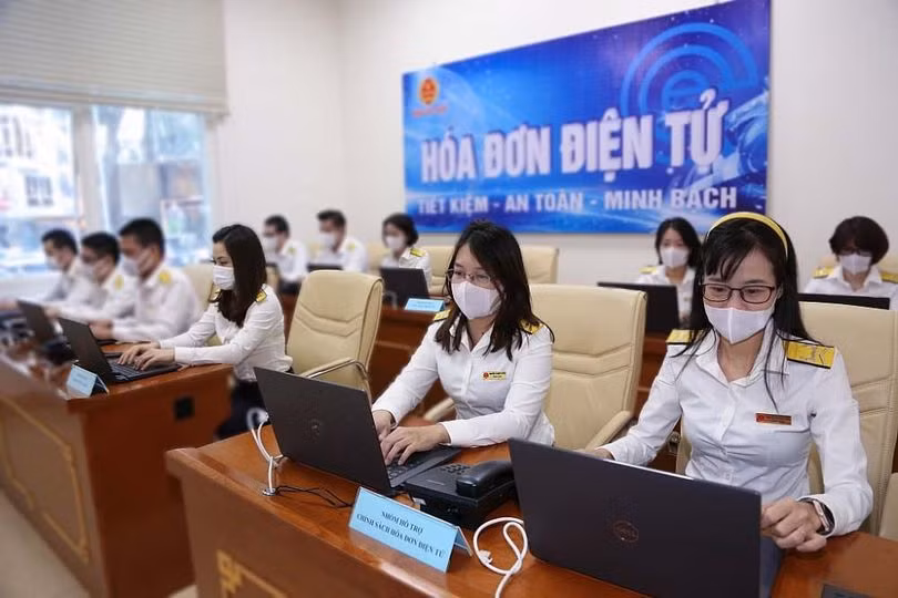 Đội ngũ công chức Thuế hỗ trợ thực hiện hóa đơn điện tử cho người dân, doanh nghiệp