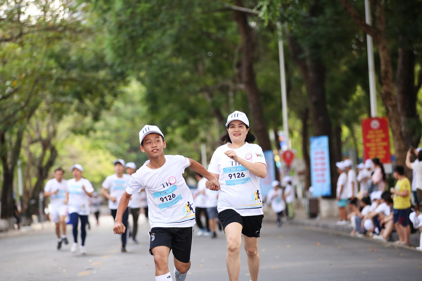 Những cái nắm tay khăng khít tình thầy trò đã hâm nóng bầu không khí của S-Race Hải Phòng 2023.