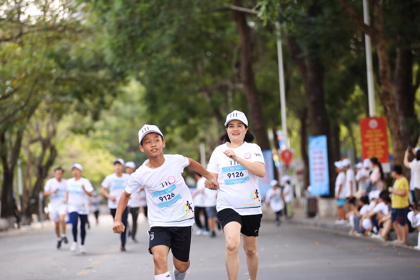 Những cái nắm tay khăng khít tình thầy trò đã hâm nóng bầu không khí của S-Race Hải Phòng 2023.