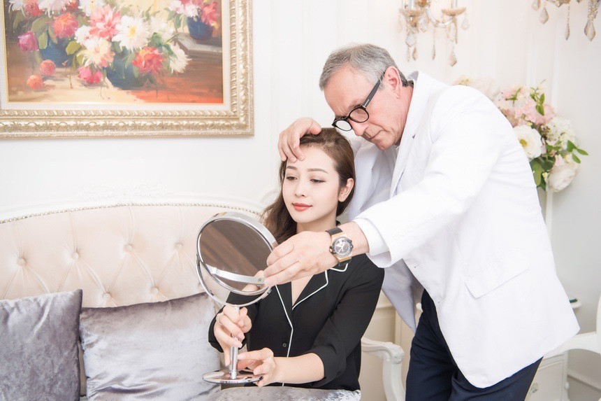 Bác sĩ Mỹ Reza Torchizy đang tư vấn cho Hoa hậu Jennifer Phạm