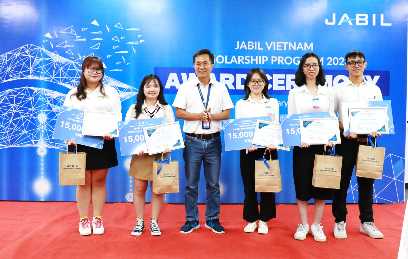 Ông Lê Hữu Bình trao học bổng Jabil Việt Nam cho một số sinh viên xuất sắc Ông Lê Hữu Bình trao học bổng Jabil Việt Nam cho một số sinh viên xuất sắc