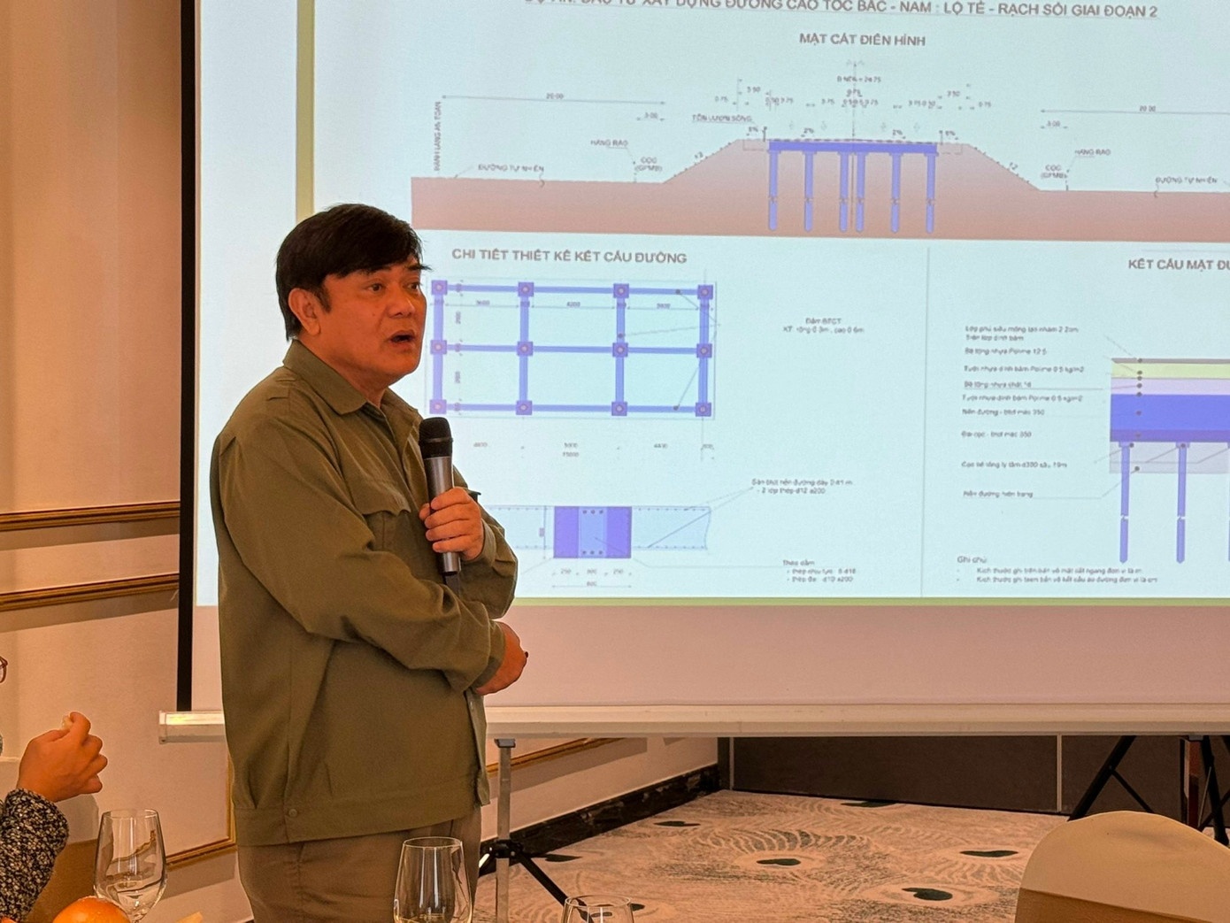 Ông Nguyễn Hữu Đường trình bầy phương án và kỹ thuật thi công mới