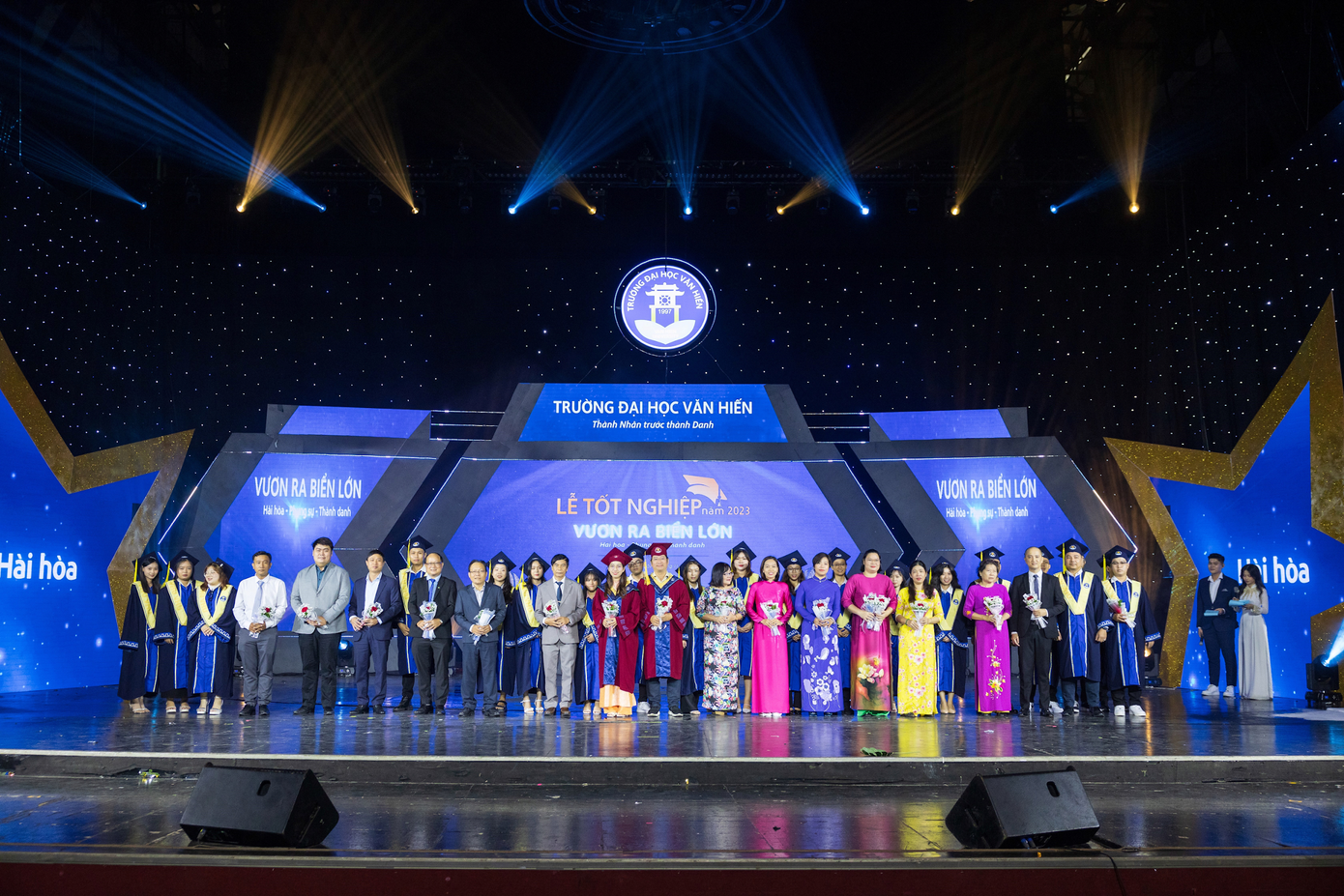 Tân Cử nhân tặng hoa tri ân thầy cô ngay trong buổi lễ Tân Cử nhân tặng hoa tri ân thầy cô ngay trong buổi lễ