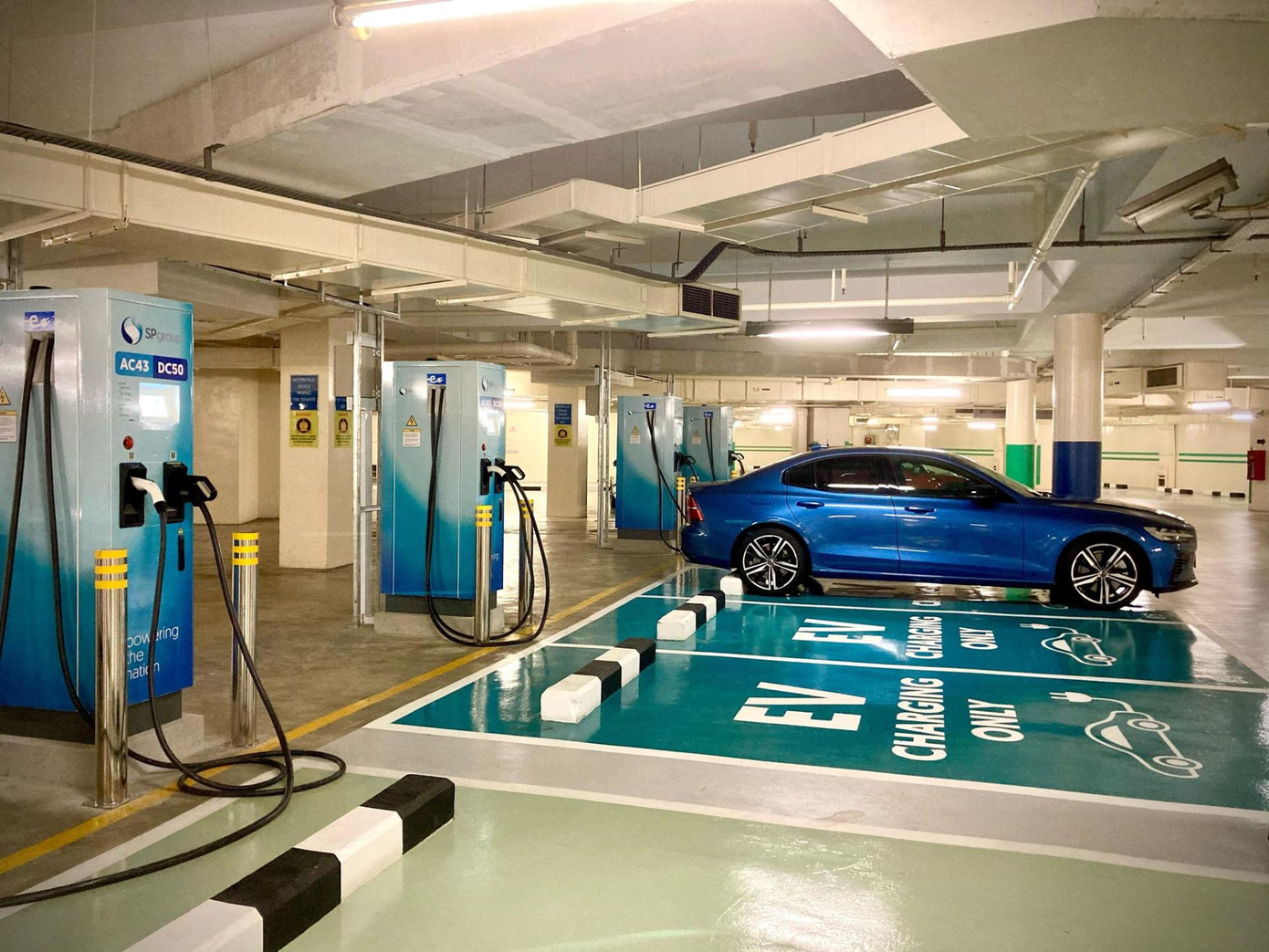 Theo luật Singapore, các tòa nhà mới và những tòa nhà đang cải tạo phải trang bị tối thiểu 1 điểm sạc xe điện cho mỗi 25 vị trí đỗ. Ảnh: Plugshare Theo luật Singapore, các tòa nhà mới và những tòa nhà đang cải tạo phải trang bị tối thiểu 1 điểm sạc xe điện cho mỗi 25 vị trí đỗ. Ảnh: Plugshare