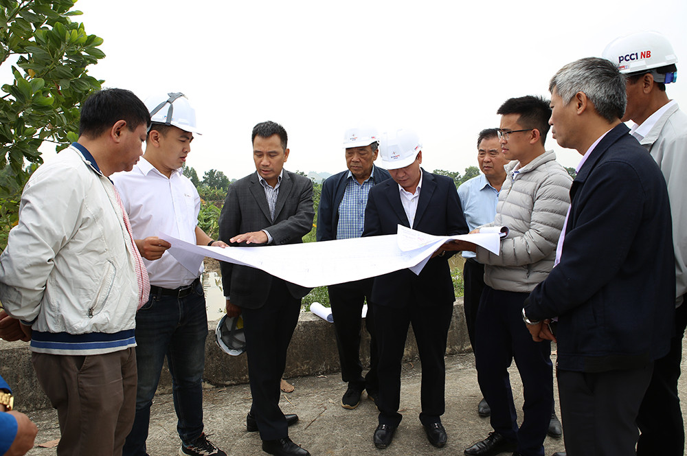 Đoàn công tác nghe báo cáo chi tiết tiến độ thi công gói thầu số 5 Dự án Đường dây 500kV NMNĐ Nam Định I – Thanh Hóa