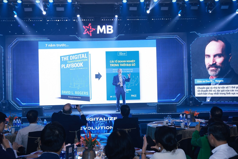 Giáo sư David L. Rogers chia sẻ tại hội thảo Giáo sư David L. Rogers chia sẻ tại hội thảo