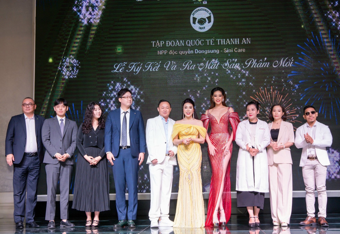 Các khách mời chúc mừng sự ký kết hợp tác thành công của các bên