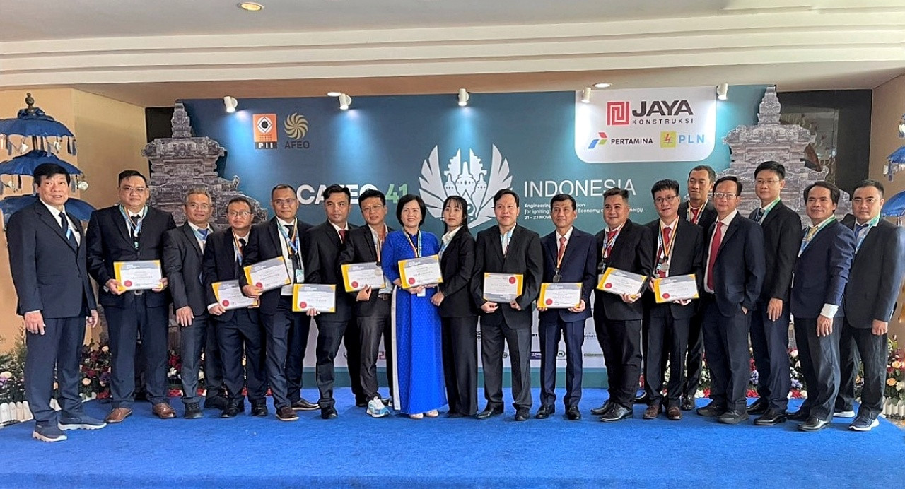 Ông Trần Khiêm Tuấn-Chủ tịch Hội Điện lực TP.HCM (bìa trái) và ông Nguyễn Hữu Vinh - Phó trưởng ban Tổ chức nhân sự EVNHCMC (thứ2 từ bìa phải) và các kỹ sư nhận chứng chỉ Kỹ sư ASEAN tại Hội nghị CAFEO-41.