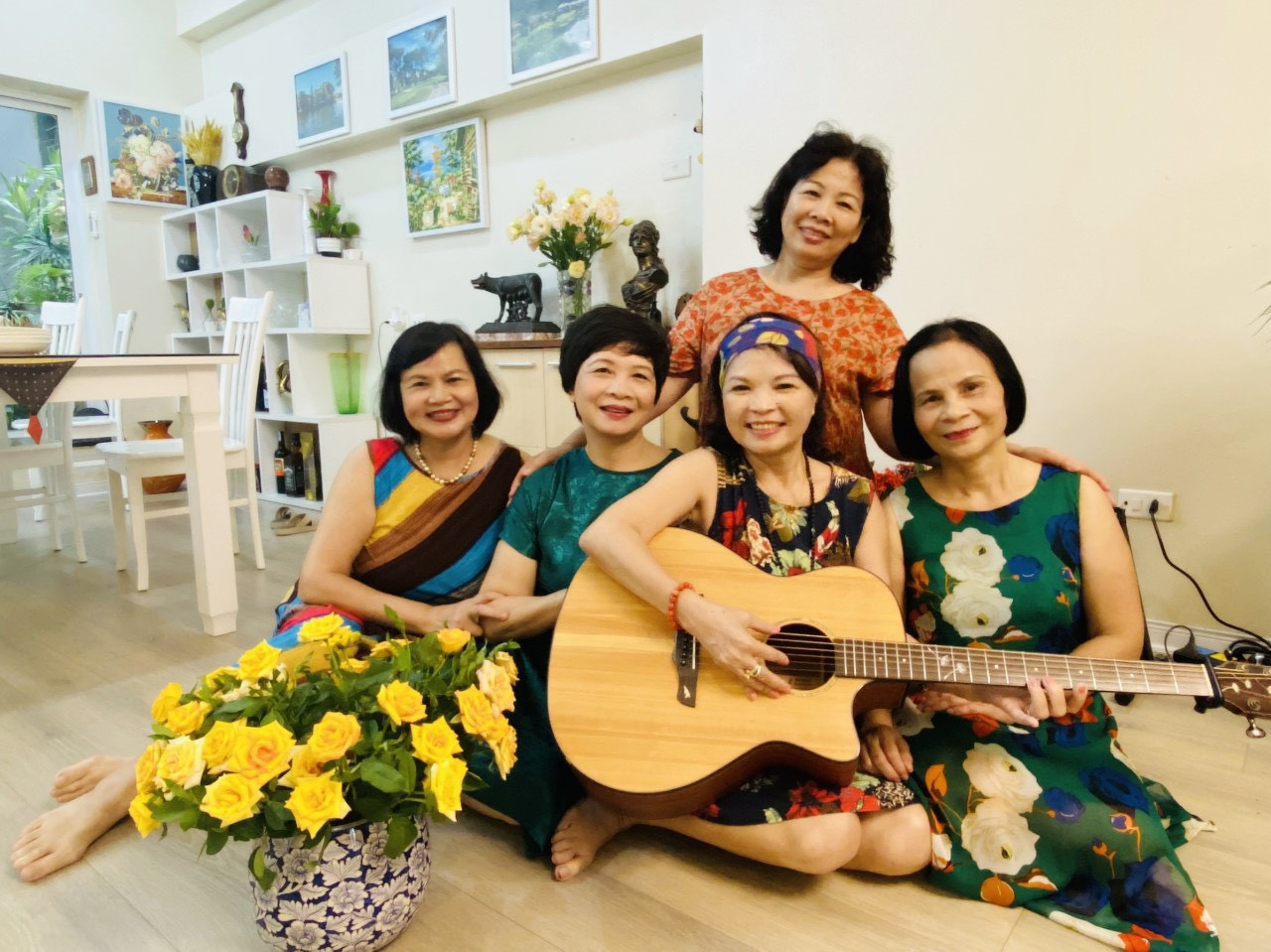 Cô Anh Châu (cầm đàn) vui vẻ hàn huyên bên bạn bè. Ảnh: NVCC Cô Anh Châu (cầm đàn) vui vẻ hàn huyên bên bạn bè. Ảnh: NVCC