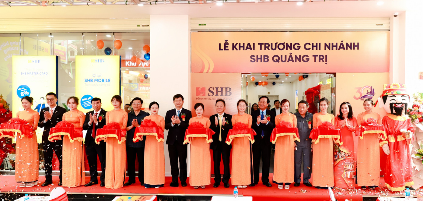 Đại diện chính quyền địa phương, NHNN và lãnh đạo SHB cắt băng khai trương SHB Quảng Trị