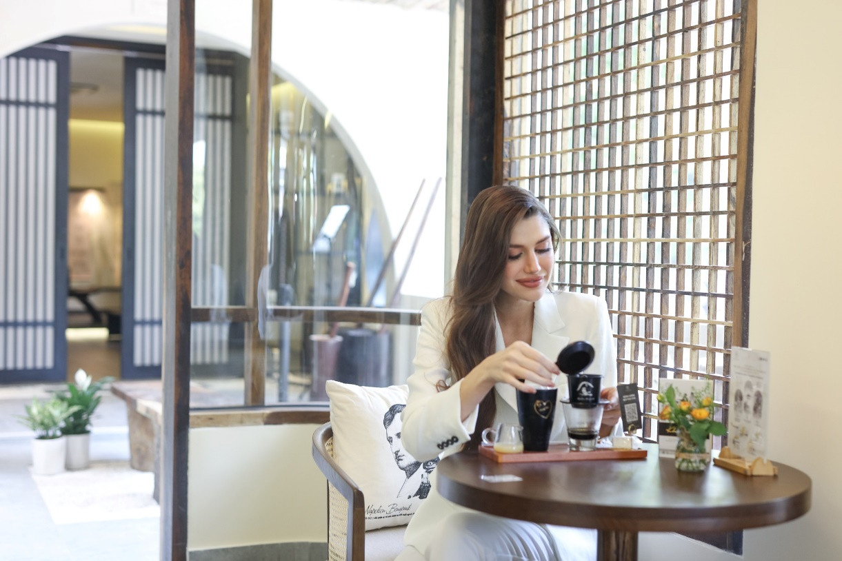 Hoa hậu Hòa bình Quốc tế Isabella Menin thưởng thức ly cà phê sữa đá - một trải nghiệm hấp dẫn về văn hóa cà phê Việt Nam khi “mang một sức hút mạnh mẽ của một văn hóa cà phê độc đáo, đặc trưng”. (Discovery)