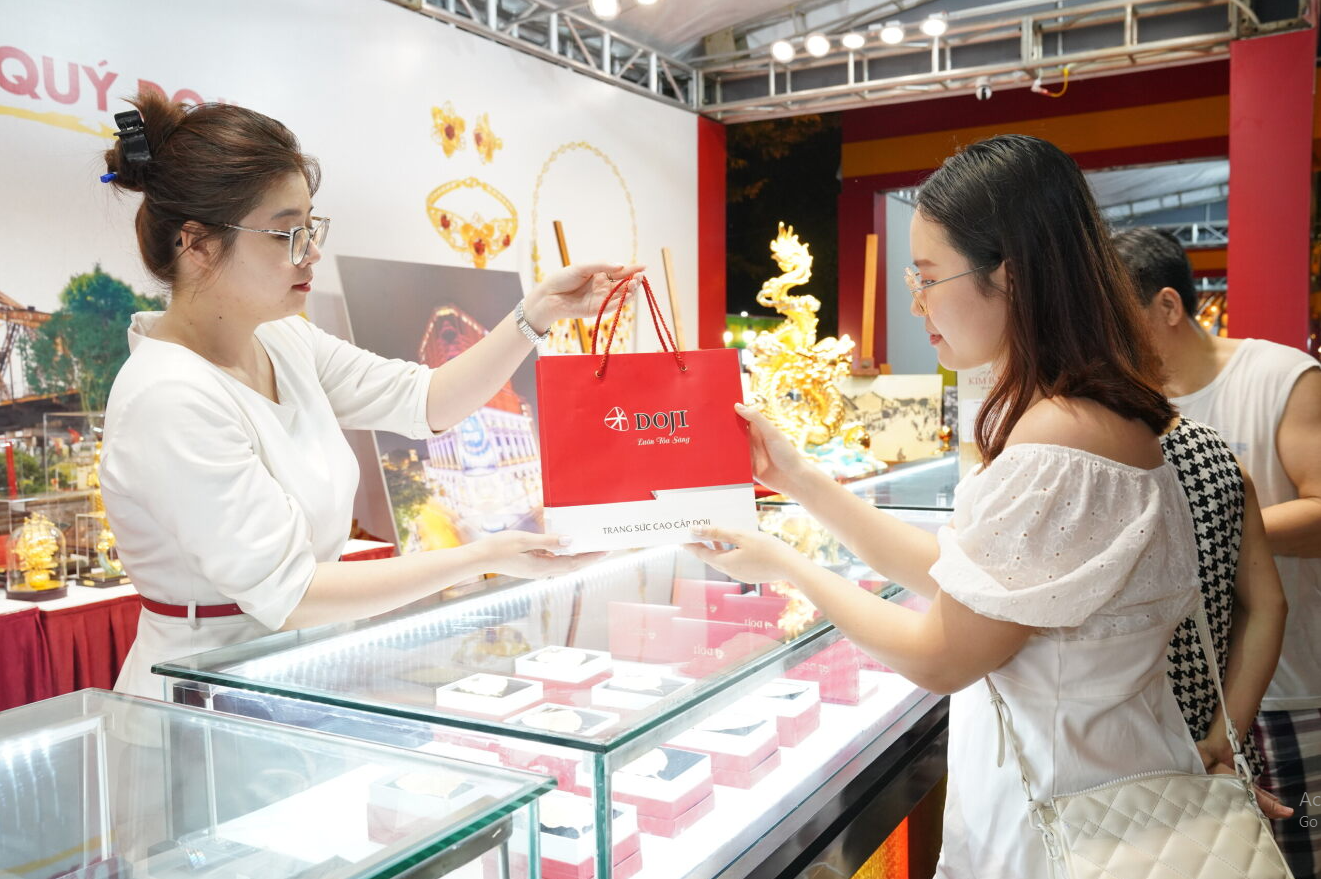 Giới trẻ yêu thích và chọn mua trang sức Vàng 24K của DOJI.