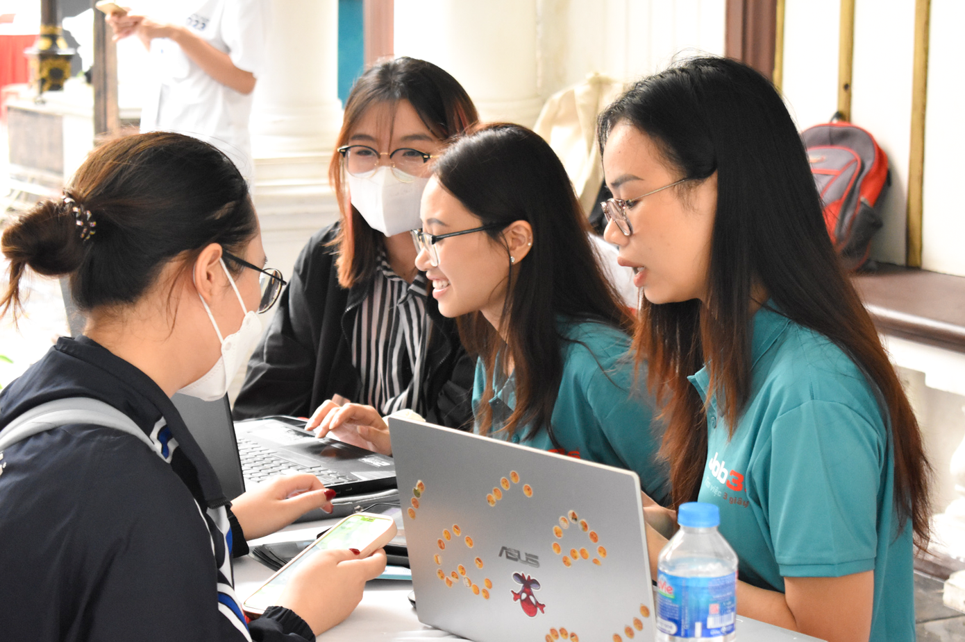 Đội ngũ job3s.vn trực tiếp tư vấn viết và sửa CV 1:1 cho các bạn sinh viên