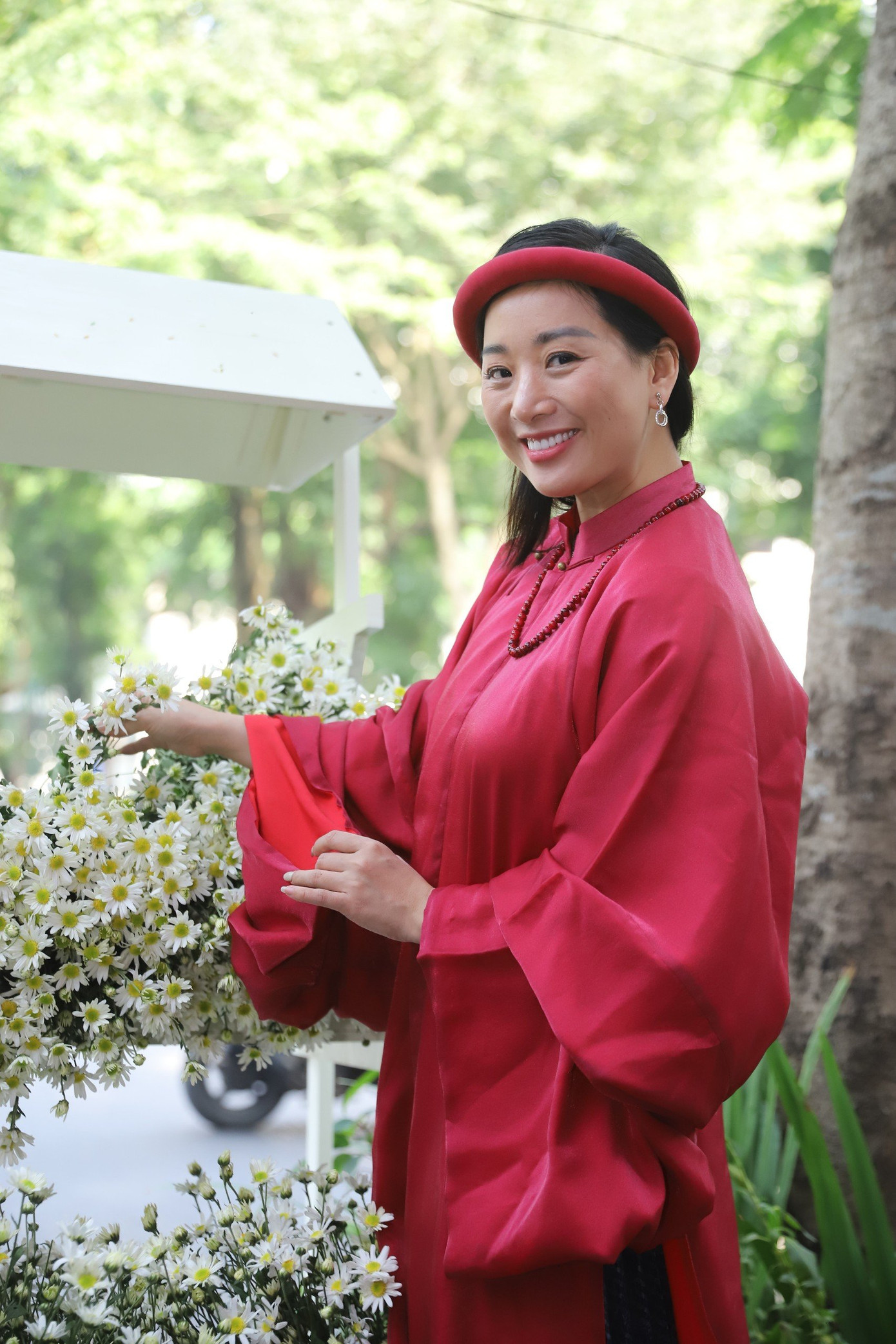 Đến với ngày hội “Tết xưa, Tết nay” cùng Vietravel, chị Thùy Dung vui vẻ chia sẻ: “Mình rất vui khi được tham gia chương trình này của Vietravel, vừa được trải nghiệm không gian văn hóa Tết, mặc cổ phục check-in, nhận quà tặng, đồng thời mua được tour giá ưu đãi. Tết này, mình đã chọn cho gia đình tour du lịch bay thẳng đến Lệ Giang để cả nhà có dịp trải nghiệm văn hóa và các hoạt động đón Tết cổ truyền tại Trung Quốc, mình mua trong dịp này cũng được nhận khuyến mại giảm giá 1 triệu/người”.