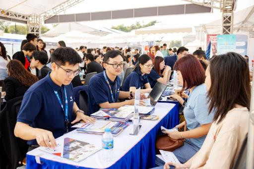 Ngày hội Trải nghiệm VinUni diễn ra vào ngày 25/11 vừa qua đã thu hút hơn 4.000 người tham dự bao gồm phụ huynh, học sinh, doanh nghiệp… Từ sáng sớm, rất đông học sinh đã có mặt để đăng ký check-in.