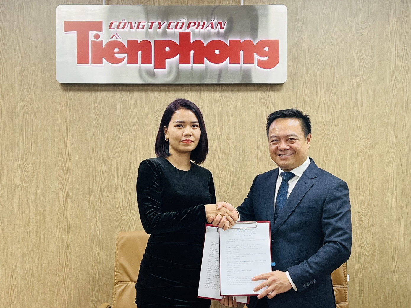 Bà Nguyễn Thị Thùy Dương- Phó Tổng Giám đốc Công ty CP Phát triển Đầu tư Hải Vân và ông Bùi Văn Phượng- Tổng Giám đốc Công ty CP Tiền Phong