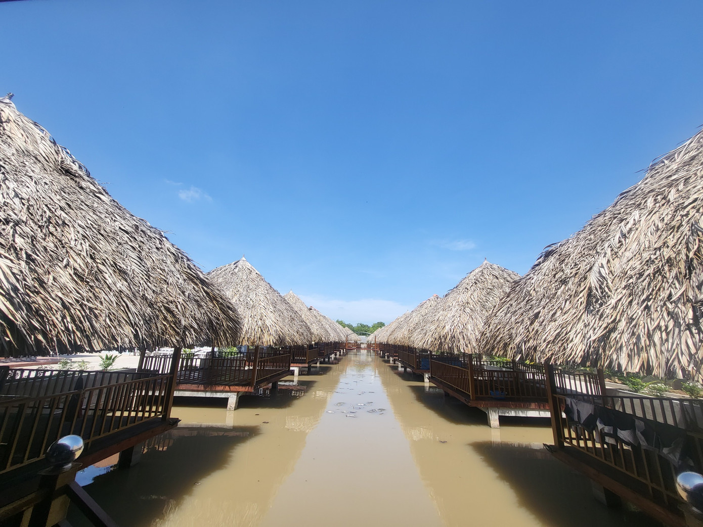 Nhà hàng sinh thái Ven sông Tiền đang được xây dựng để nuôi cá phục vụ câu cá, giải trí, thu hút khách du lịch Nhà hàng sinh thái Ven sông Tiền đang được xây dựng để nuôi cá phục vụ câu cá, giải trí, thu hút khách du lịch