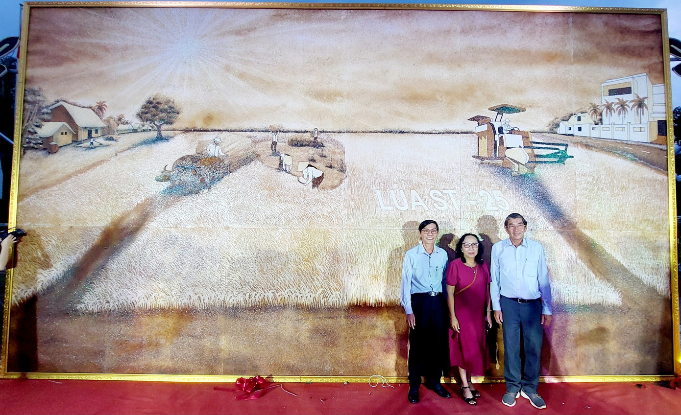 Lãnh đạo tỉnh Sóc Trăng với bức tranh