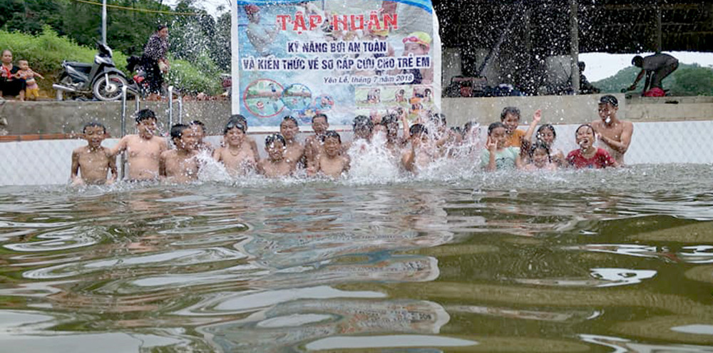 Tại nhiều địa phương, Đoàn thanh niên tổ chức các lớp tập huấn, dạy bơi miễn phí cho trẻ em.