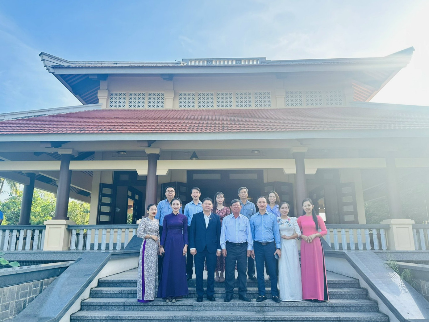 Đoàn công tác BSR chụp ảnh tại Khu lưu niệm cố Thủ tướng Chính phủ Võ Văn Kiệt