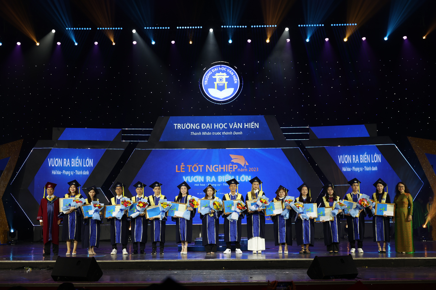 Trường Đại học Văn Hiến khen thưởng và trao thư nhận việc cho thủ khoa và á khoa Trường Đại học Văn Hiến khen thưởng và trao thư nhận việc cho thủ khoa và á khoa