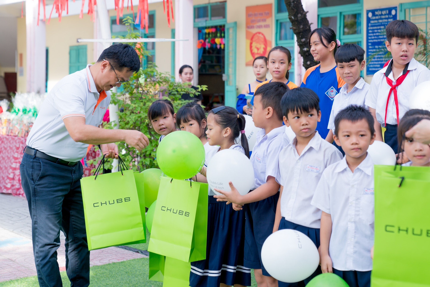 Ông Nguyễn Võ Thiện Nhân - Phó Tổng Giám Đốc, Điều Hành Phát Triển Kênh phân phối qua đối tác toàn quốc trao quà tặng cho các em