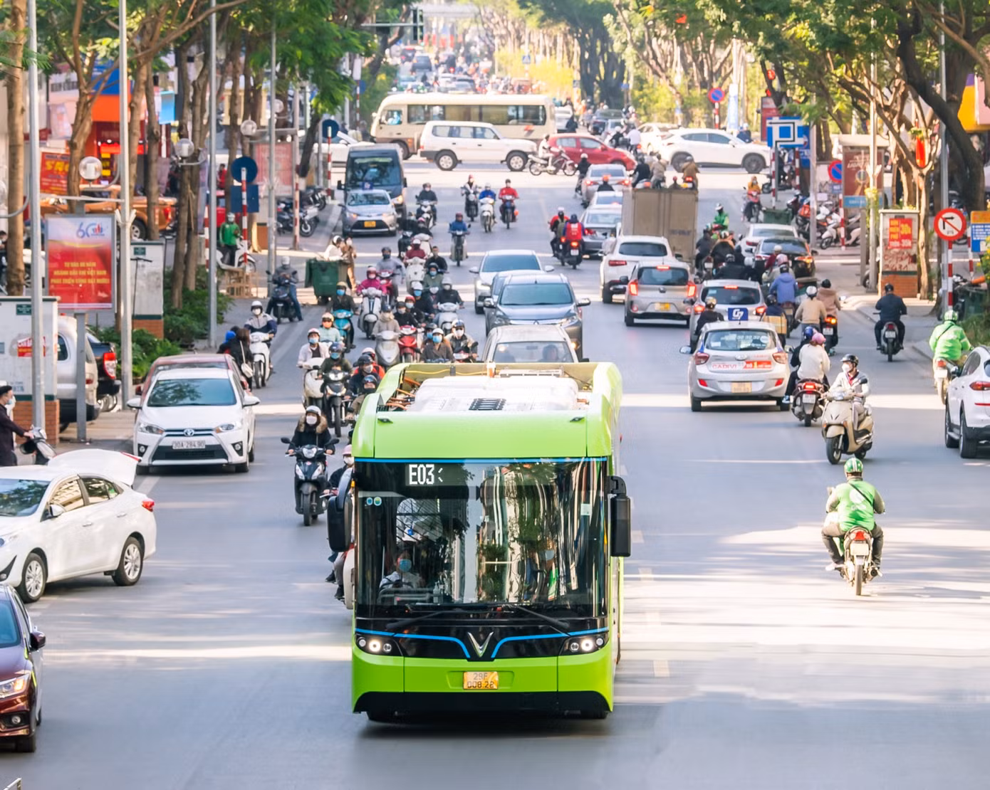 Xe điện VinBus trên đường phố Hà Nội.