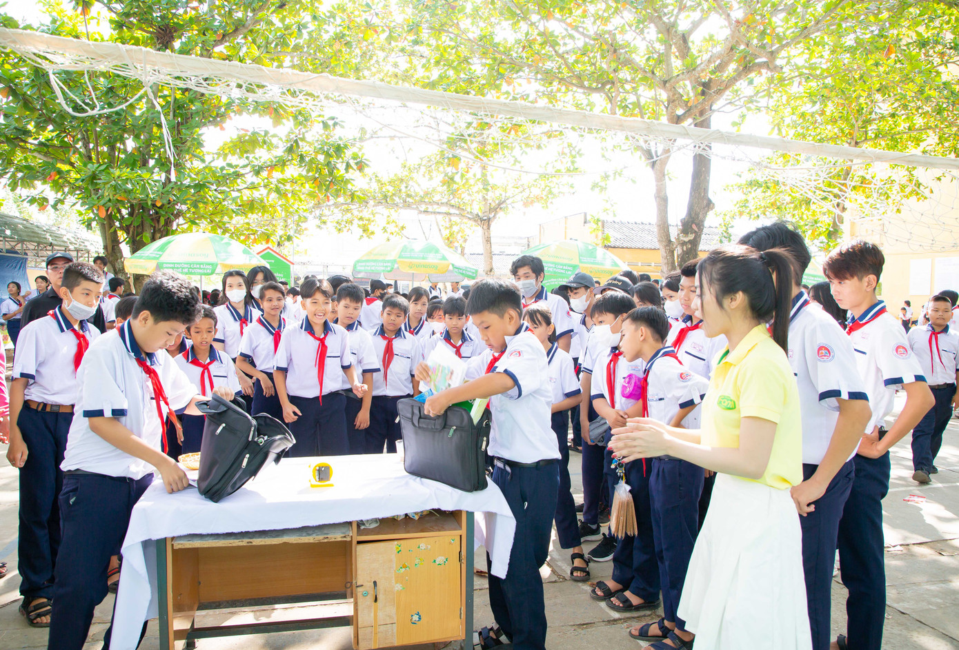 Thử thách bắt đầu buổi sáng nhanh chóng & tiện lợi hơn cùng Fami Canxi giúp các em học sinh thực hành cân bằng thời gian. Ảnh: TL Thử thách bắt đầu buổi sáng nhanh chóng & tiện lợi hơn cùng Fami Canxi giúp các em học sinh thực hành cân bằng thời gian. Ảnh: TL