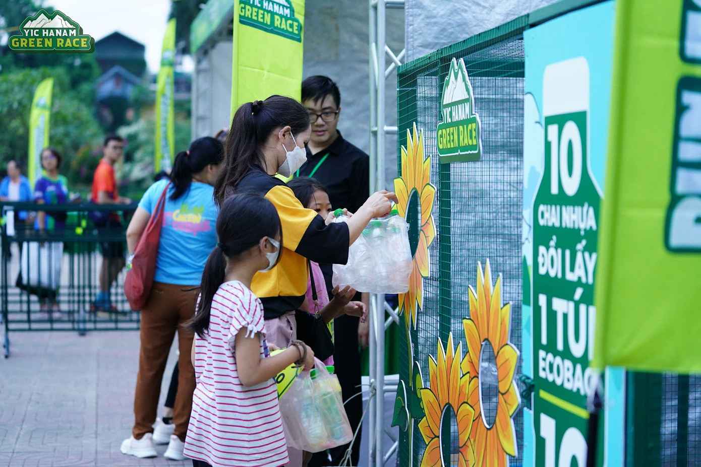 Hoạt động đổi 10 chai nhựa nhận 1 túi Ecobag lan toả thông điệp bảo vệ môi trường (Ảnh: YIC Hanam Green Race)