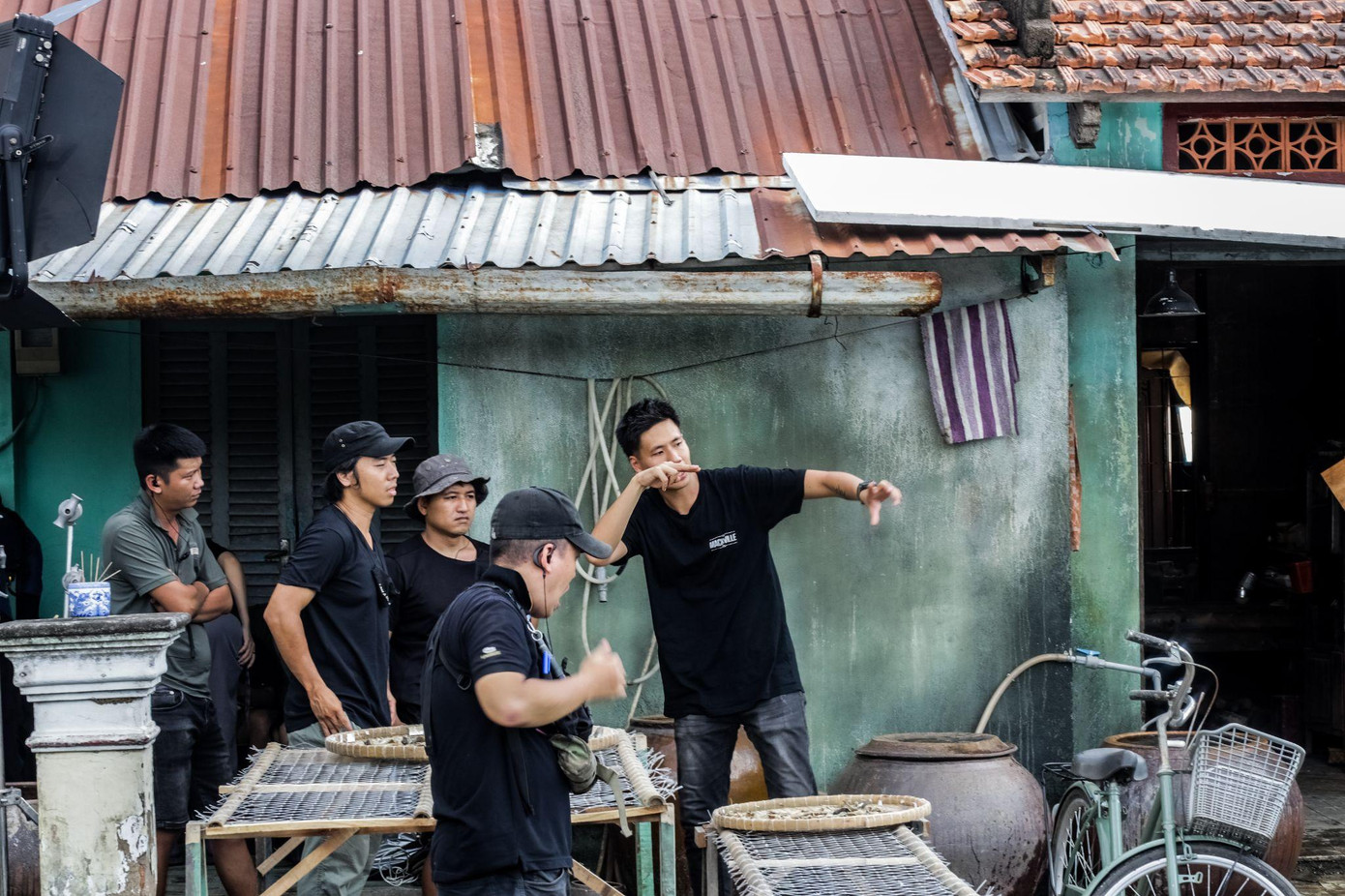 Đoàn Sĩ Nguyên (ngoài cùng bên phải) chỉ đạo trên phim trường “Rừng Dịu Dàng”