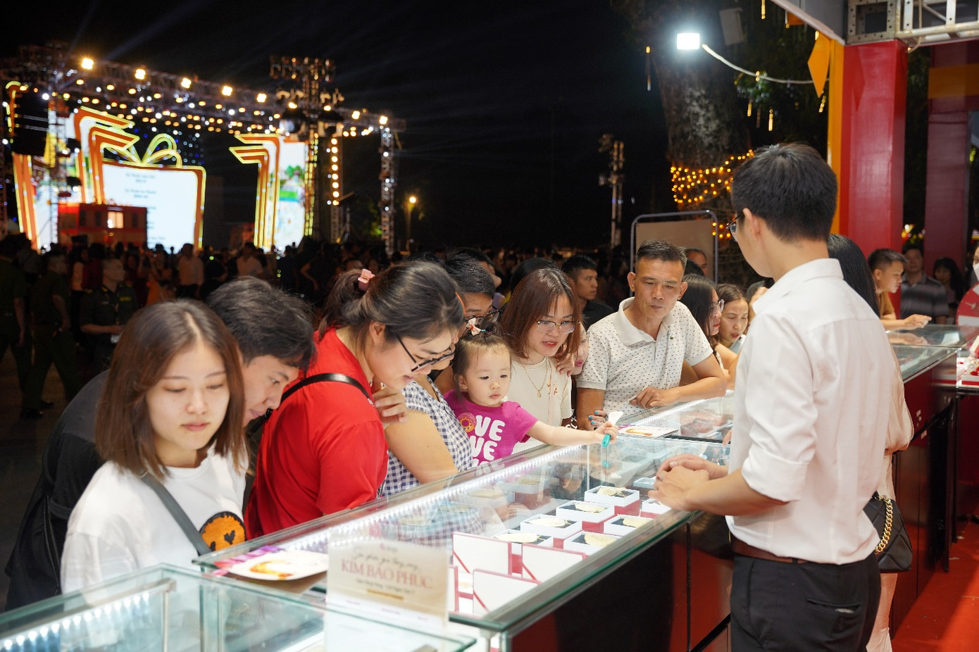 Đông đảo khách hàng tham quan, mua sắm tại gian hàng DOJI