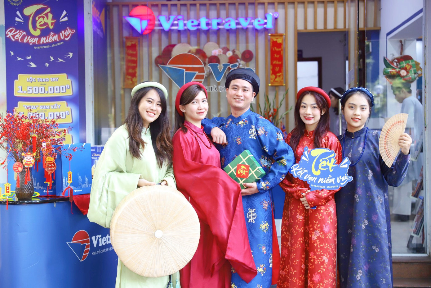 Check-in theo phong cách “Tết xưa” cùng cổ phục Việt