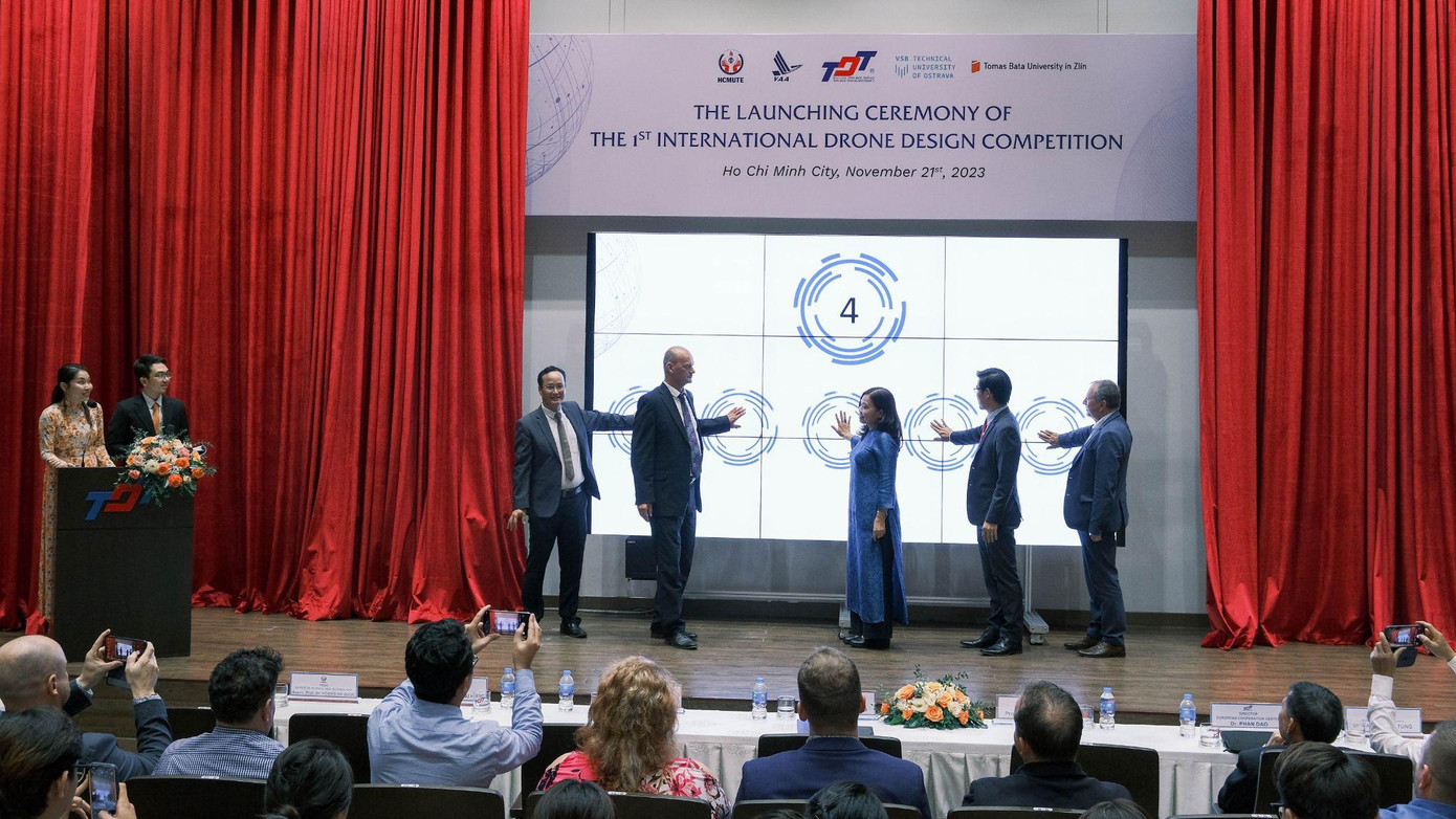 Đại diện các Trường thực hiện nghi thức khởi động Cuộc thi