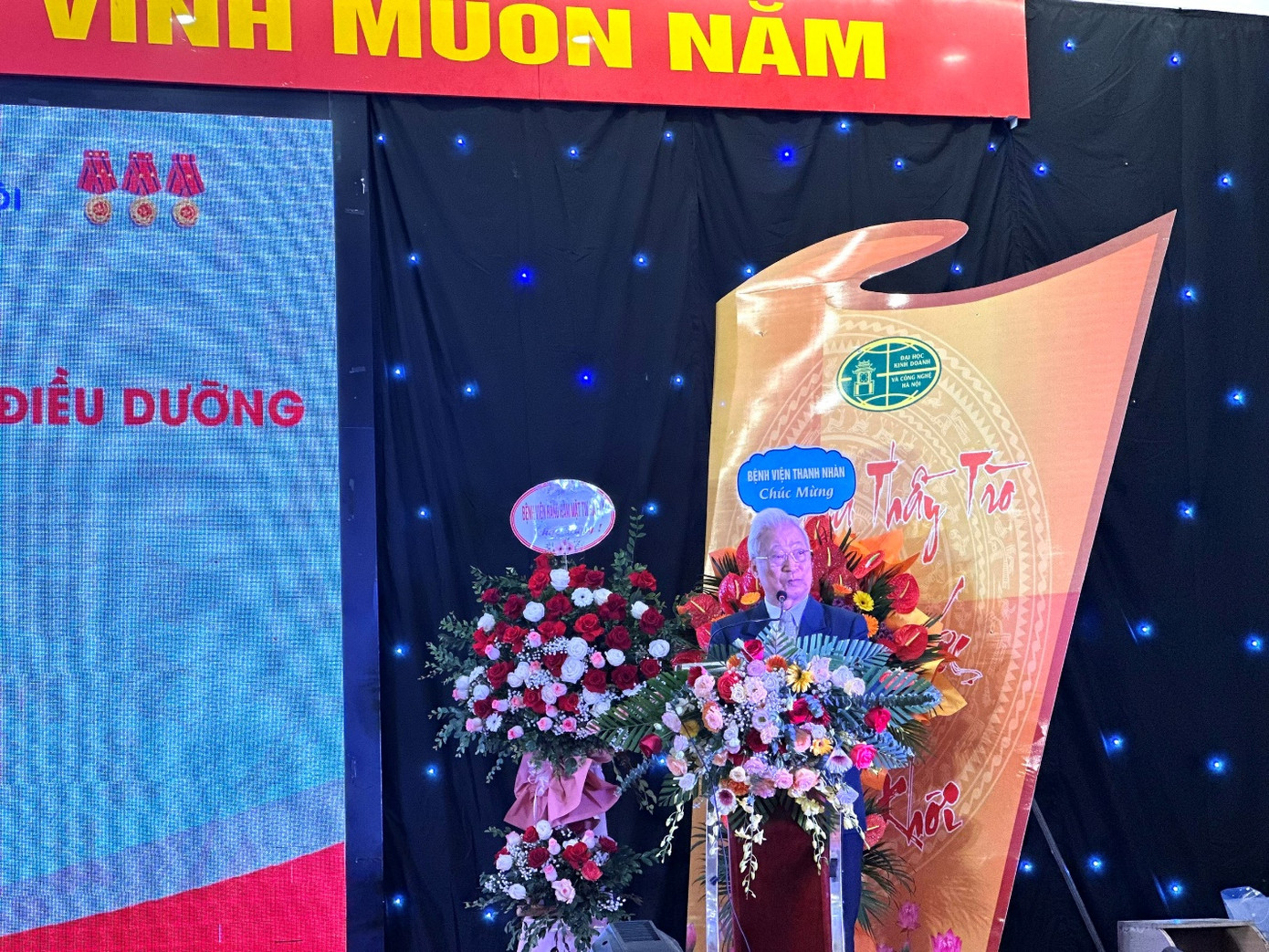 PGS.TS Nguyễn Văn Tường – Phó Chủ nhiệm thường trực khoa Y đọc báo cáo tổng kết công tác đào tạo của khối sức khỏe