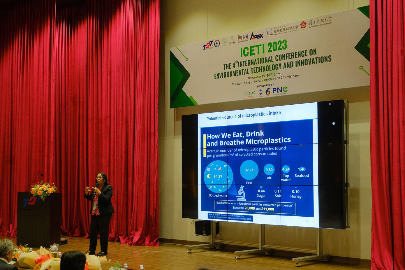 Giáo sư Sandhya Babel - Viện công nghệ Quốc tế Sirindhorn, Đại học Thammasat, Thái Lan báo cáo đề dẫn về tác hại của hạt vi nhựa
