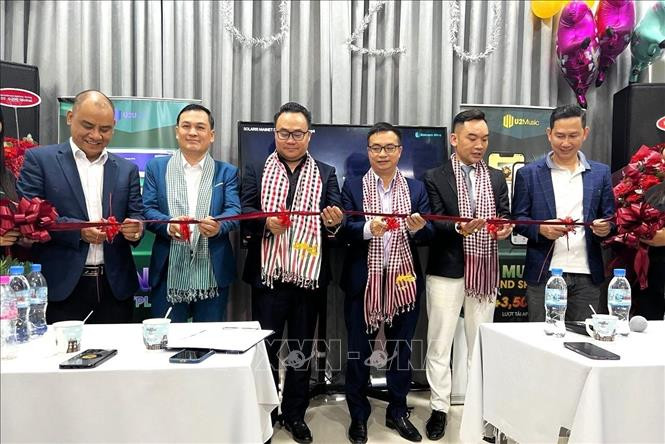 Các đại biểu thực hiện nghi thức cắt băng khai trương Văn phòng U2U tại Campuchia. Ảnh: Hoàng Minh/PV TTXVN tại Campuchia