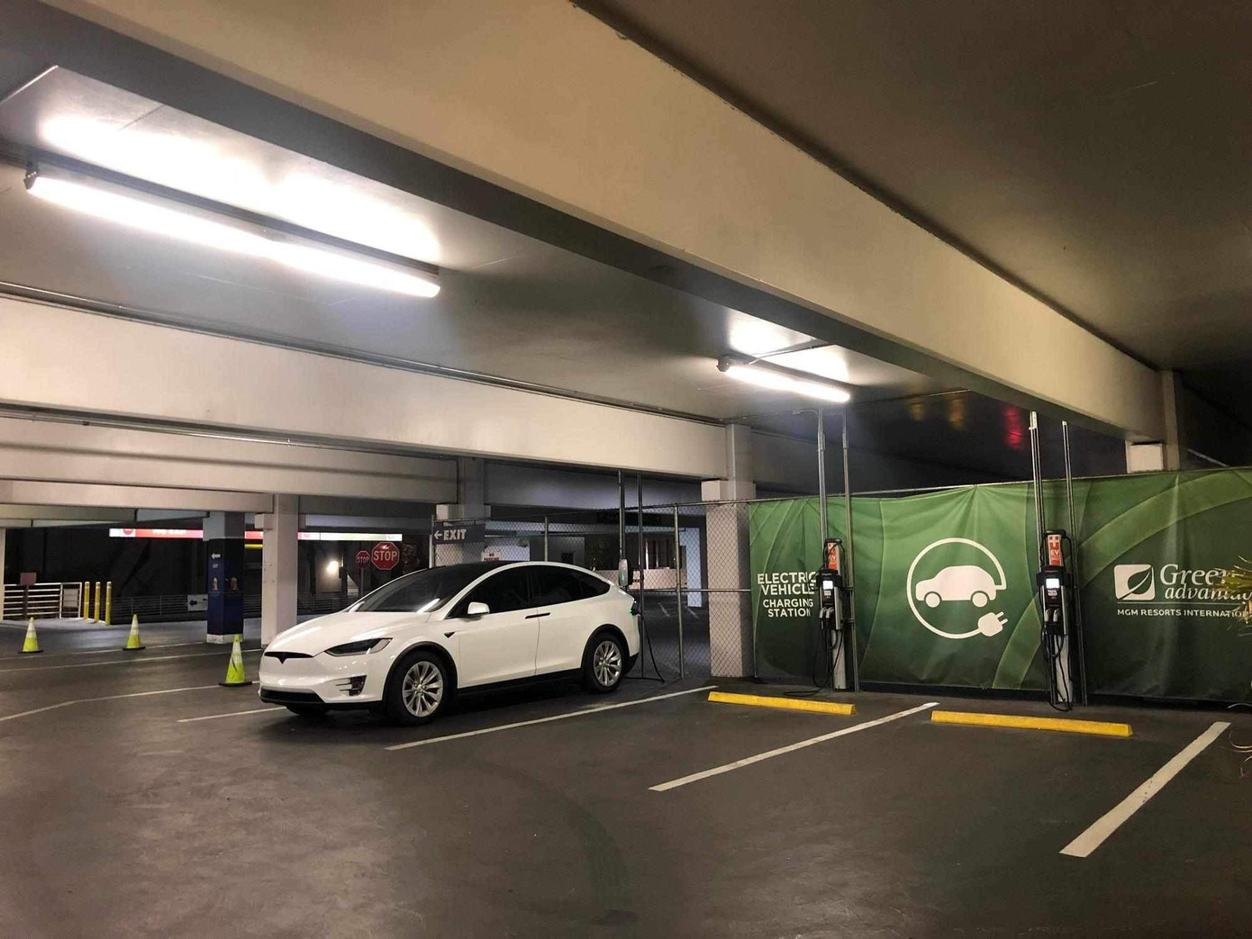 Trạm sạc xe điện phục vụ miễn phí cho cả khách và nhân viên tại bãi đỗ xe trong nhà MGM Grand Self Parking Garage, Las Vegas (Nevada, Mỹ). Tại Mỹ, tính đến tháng 5/ 2023 có hơn 138.100 cổng sạc xe điện, trong đó California chiếm phần lớn với gần 44.600 ổ cắm điện công cộng và tư nhân. Ảnh: Plugshare.com