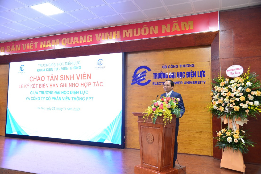 TS. Phạm Duy Phong, Trưởng khoa Khoa Điện tử - Viễn thông phát biểu tại Lễ kỹ kết TS. Phạm Duy Phong, Trưởng khoa Khoa Điện tử - Viễn thông phát biểu tại Lễ kỹ kết