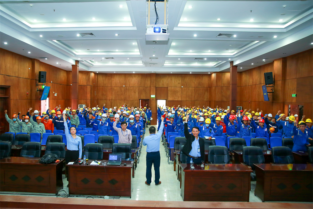 Các đại diện BSR và nhân sự các nhà thầu thể hiện quyết tâm làm việc an toàn.