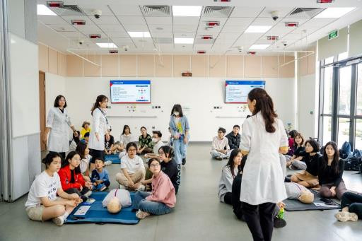 Lớp học về Xử lý sơ cấp cứu và Giải phẫu cơ thể thu hút sự quan tâm của nhiều học sinh với bài học thực hành trực quan và sinh động. VinUni là trường đại học đầu tiên của Việt Nam và thứ hai Đông Nam Á đạt kiểm định chất lượng quốc tế ACGME-I, trang bị rất nhiều cơ sở vật chất tối tân phục vụ các ngành học thuộc Viện Khoa học Sức khoẻ.