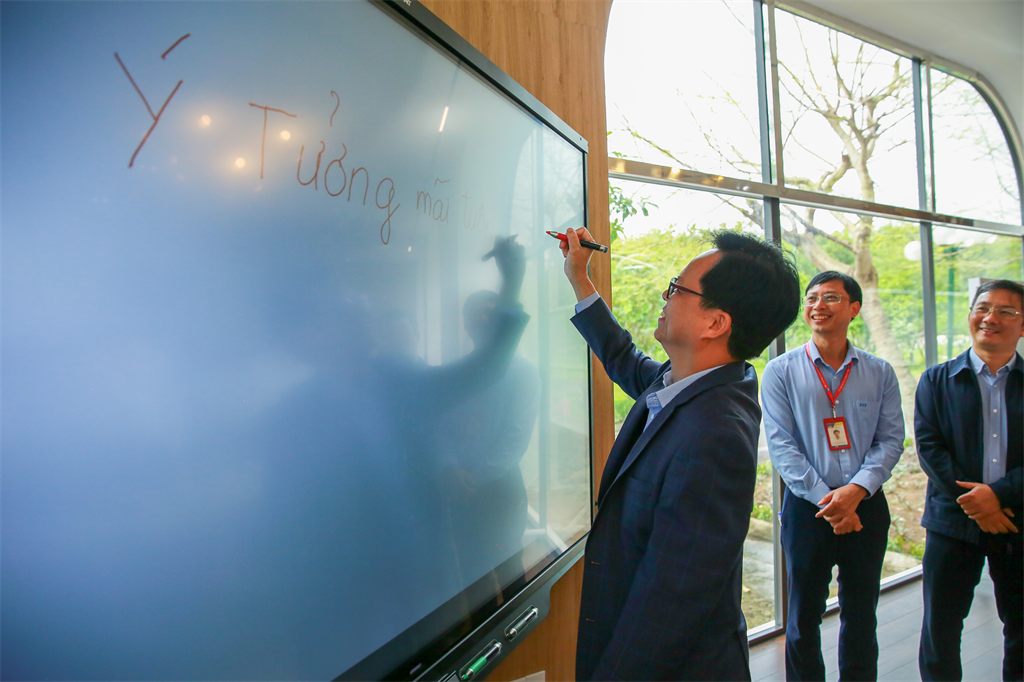 Chủ tịch HĐQT BSR Nguyễn Văn Hội viết câu: “Ý tưởng mãi tuôn trào” tặng phòng Không gian sáng tạo