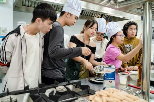 Học sinh hào hứng tham gia lớp học thử Food Service &amp; làm bánh tiramisu thuộc ngành Quản trị Du lịch, Nhà hàng, Khách sạn (Viện Kinh doanh Quản trị) do chính sinh viên VinUni đứng lớp hướng dẫn.