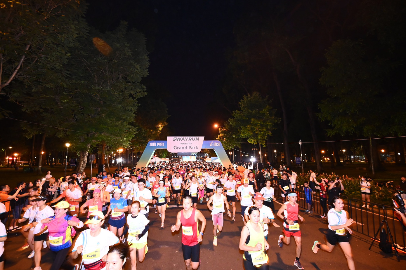 Hàng ngàn vận động viên hào hứng xuất phát với tâm thế bứt phá giới hạn bản thân